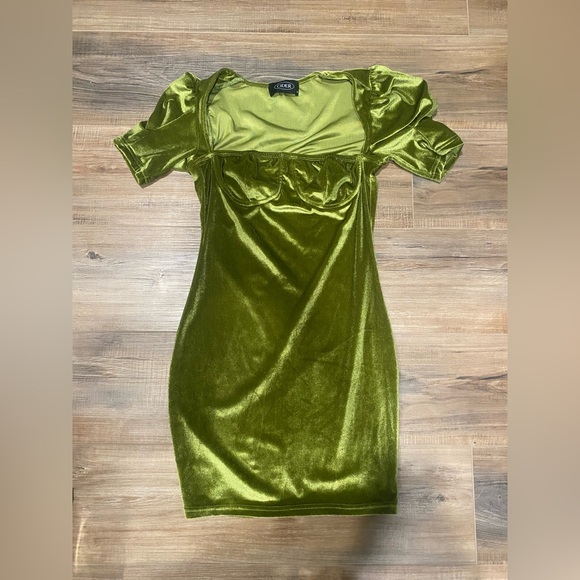 Cider Dresses Preowned Cider Green Velvet Mini Dresssize Small